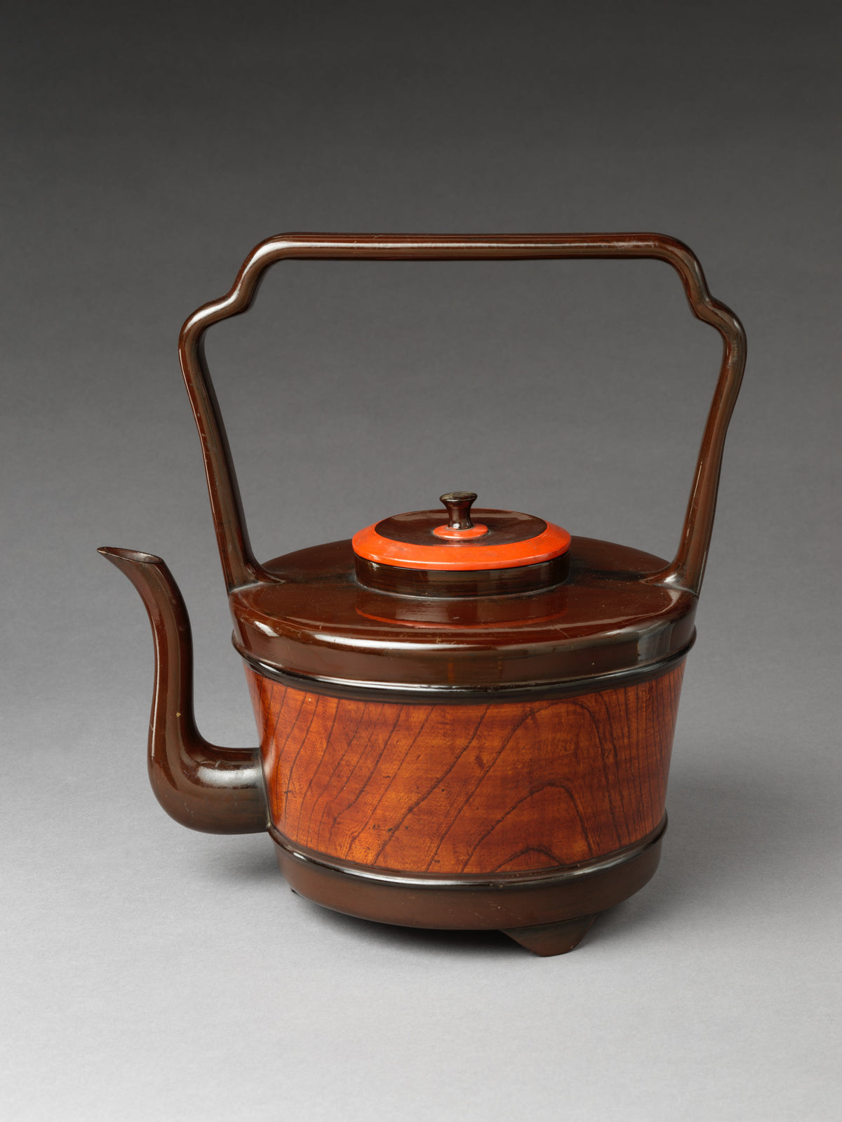 Aiguière à eau chaude en zelkova (keyaki) et laque Negoro, Japon, XVe–XVIe siècle, The Met