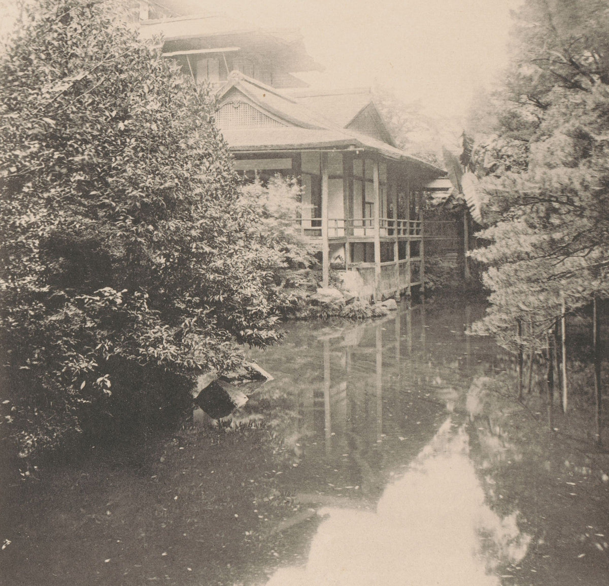 Jardin Tokusui-in à Kyoto. Pavillon de bois au bord de l’eau. Collotype d’Ogawa Kazumasa, vers 1893.